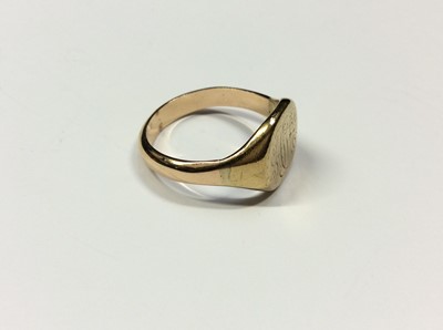 Lot 554 - 9ct gold signet ring with engraved monogram. Ring size X½