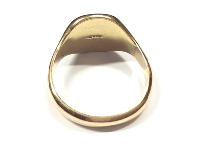 Lot 554 - 9ct gold signet ring with engraved monogram. Ring size X½