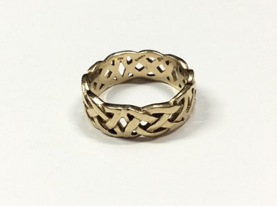 Lot 555 - 9ct gold Celtic knot wedding ring. Size X½