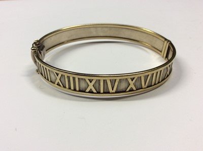 Lot 556 - 9ct gold Roman numeral design hinged bangle