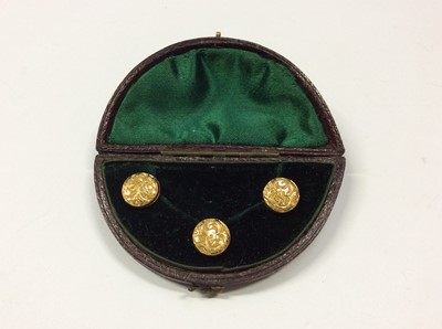 Lot 557 - Set of three Victorian 18ct gold studs with engraved foliate scroll decoration, in fitted case