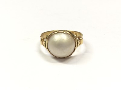 Lot 601 - Victorian 18ct gold single pearl ring