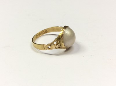 Lot 601 - Victorian 18ct gold single pearl ring