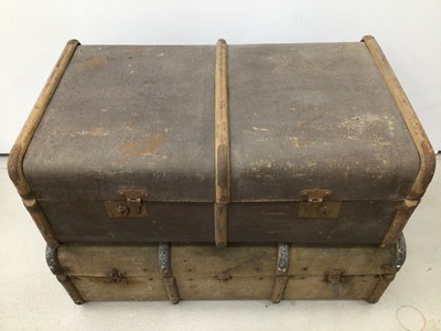 Lot 195 - Three vintage trunks