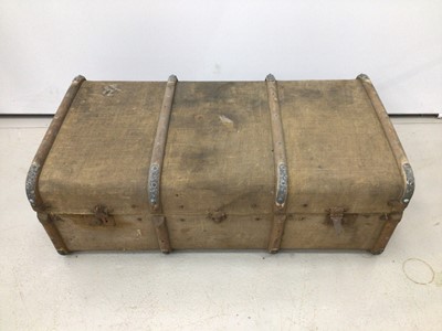 Lot 195 - Three vintage trunks