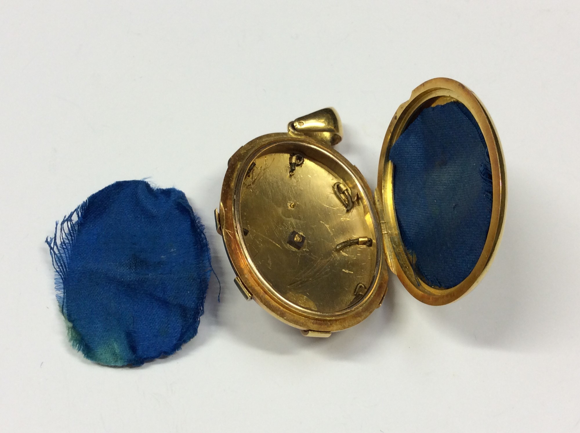 Lot 568 - Victorian yellow metal oval locket set with