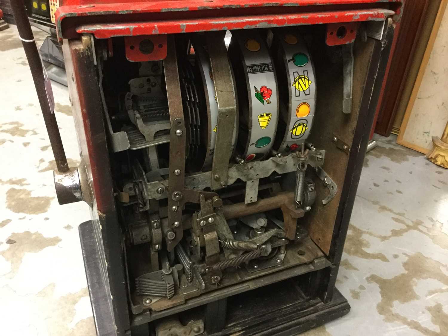 Lot 1111 Vintage Mills One arm bandit slot machine