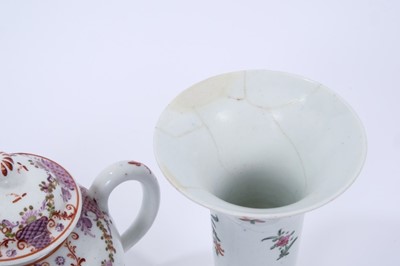 Lot 74 - Lowestoft vase and teapot