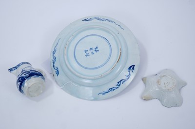 Lot 93 - Three pieces of Bow blue and white porcelain
