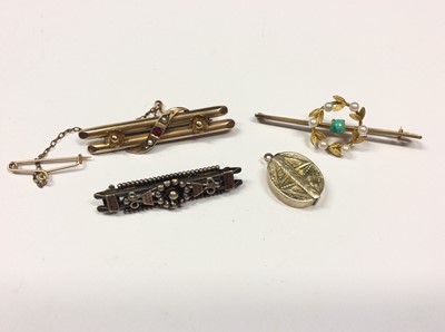 Lot 612 - Edwardian 9ct gold bar brooch, 9ct gold wreath bar brooch, silver brooch and locket