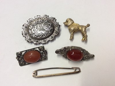 Lot 621 - Group silver and white metal jewellery