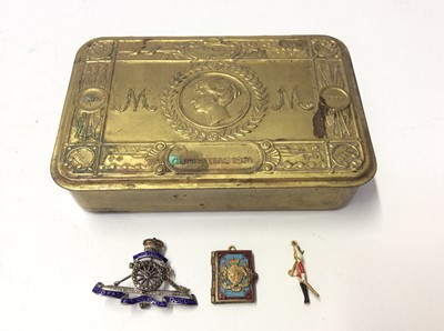 Lot 629 - WWI Princess Mary gift tin containing 9ct gold Life Guardsman charm, Commemorative charm and Royal Artillery silver brooch
