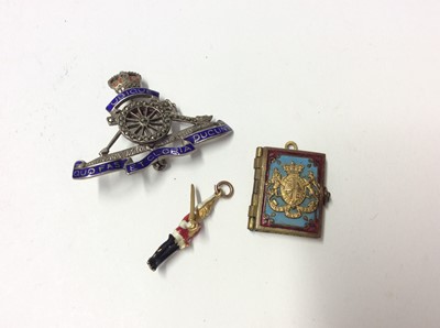 Lot 629 - WWI Princess Mary gift tin containing 9ct gold Life Guardsman charm, Commemorative charm and Royal Artillery silver brooch