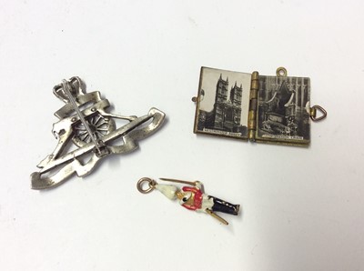 Lot 629 - WWI Princess Mary gift tin containing 9ct gold Life Guardsman charm, Commemorative charm and Royal Artillery silver brooch