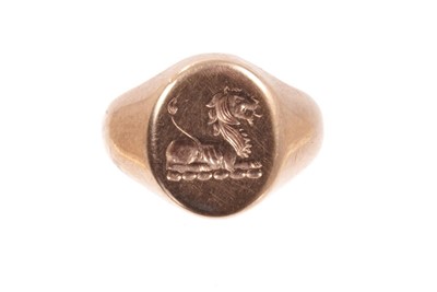 Lot 471 - 9ct gold signet ring with intaglio crest depicting a recumbent lion