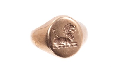 Lot 471 - 9ct gold signet ring with intaglio crest depicting a recumbent lion