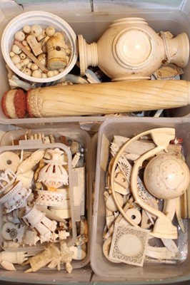 Lot 1711 - Collection of antique ivory and sundry items to include Victorian billiard ball, fragmentary pieces etc