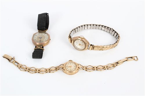 Lot 3389 - Ladies' gold (9ct) Avia wristwatch on gold...