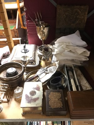 Lot 329 - Mixed lot of silver plated to include an entree dish, linen table napkins and other items