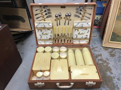 Lot 198 - Stylish 1950s Brexton picnic set complete with all accesories- 6 place setting