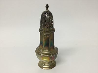 Lot 552 - Late Victorian silver sugar shaker of octagonal form (London 1895), 15.5cm high, 4.2ozs