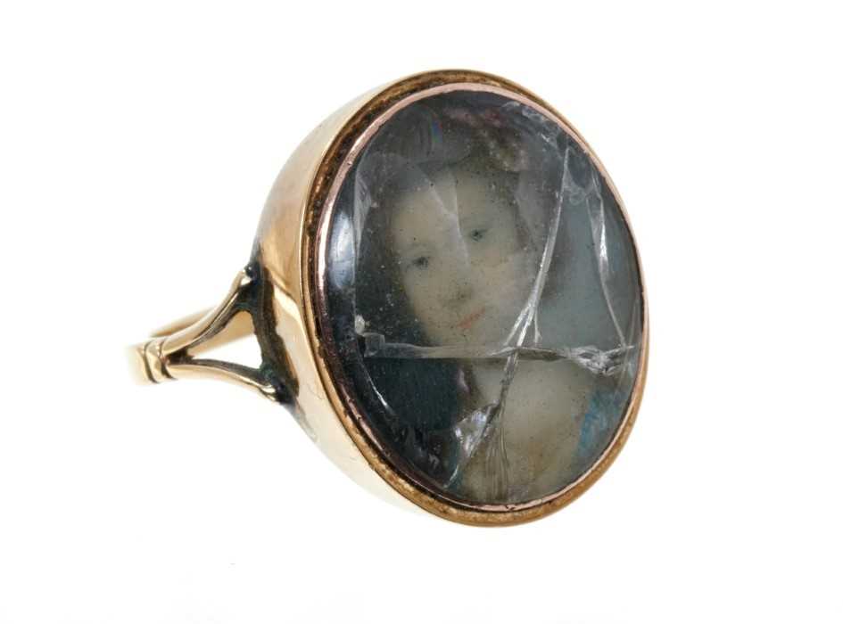 Lot 509 - Georgian gold ring with portrait miniature