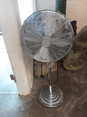 Lot 3 - Challenge floor standing electric oscillating fan and a boxed Igenix heater (2)