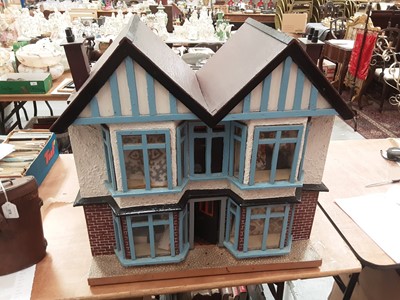 Lot 681 - Old dolls house with contents