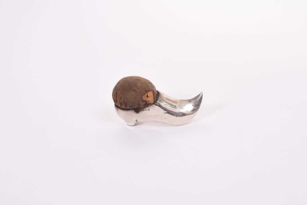 Adie & Lovekin作、1907年、バーミンガム製 銀製 置物 Lot 307 - Edwardian silver novelty pin cushion in the