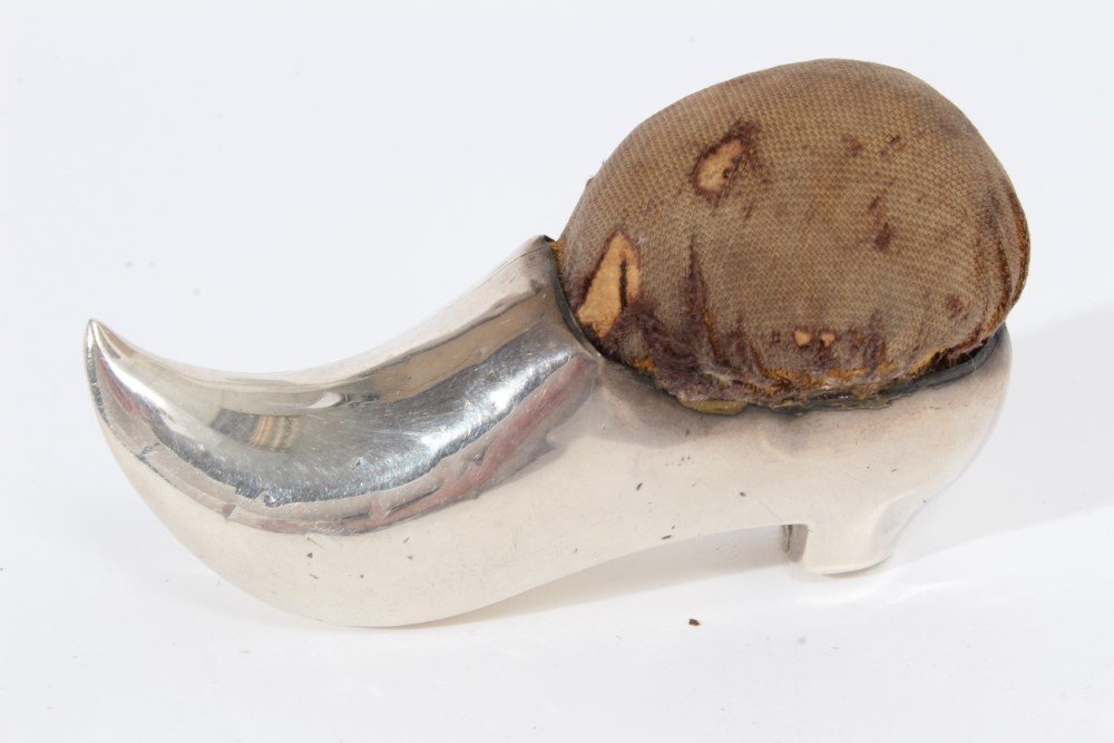 Adie & Lovekin作、1907年、バーミンガム製 銀製 置物 Lot 307 - Edwardian silver novelty pin cushion in the