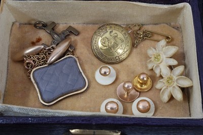 Lot 465 - Group of antique jewellery to include a Victorian carved cameo brooch, Victorian daguerreotype portrait brooch, and costume jewellery