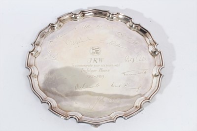 Lot 374 - Elizabeth II silver salver of circular form with piecrust borders with fascimile signatutes and engraved presentation inscription ''JRW To commemorate your six years with Trafalgar House 1982 - 198...