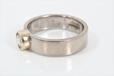 Lot 528 - Diamond single stone ring