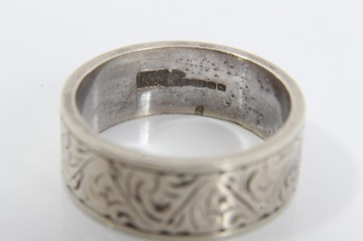 Lot 529 - 9ct white gold wedding ring