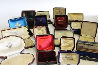 Lot 533 - Collection of 17 antique jewellery boxes for brooches