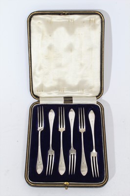 Lot 442 - Set of six George V silver cake forks, (Sheffield 1913), maker James Dixon and Sons, in a velvet lined fitted case, all at 5oz, each 12.5cm in length