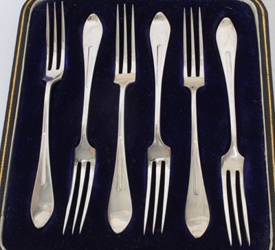 Lot 442 - Set of six George V silver cake forks, (Sheffield 1913), maker James Dixon and Sons, in a velvet lined fitted case, all at 5oz, each 12.5cm in length
