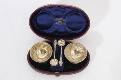 Lot 477 - Set of Victorian cased silver salts, together with a Garrard's silver Prince-of-Wales caddy spoon