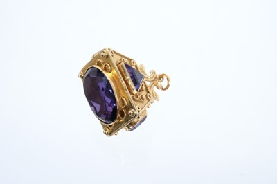 Lot 630 - Eastern gold and synthetic Alexanderite fob