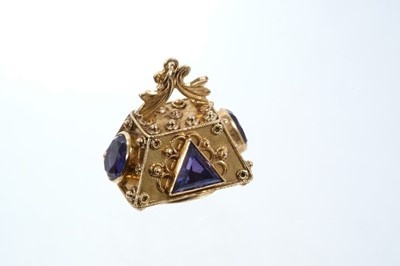 Lot 630 - Eastern gold and synthetic Alexanderite fob