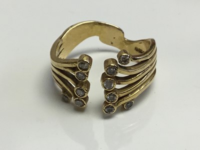 Lot 614 - 18ct gold and diamond dress ring