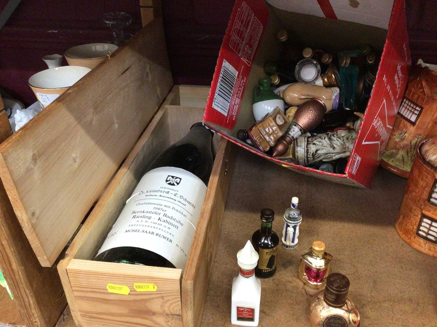 Lot 521 - Quantity of alcohol miniatures, and a cased 1987 double magnum Riesling