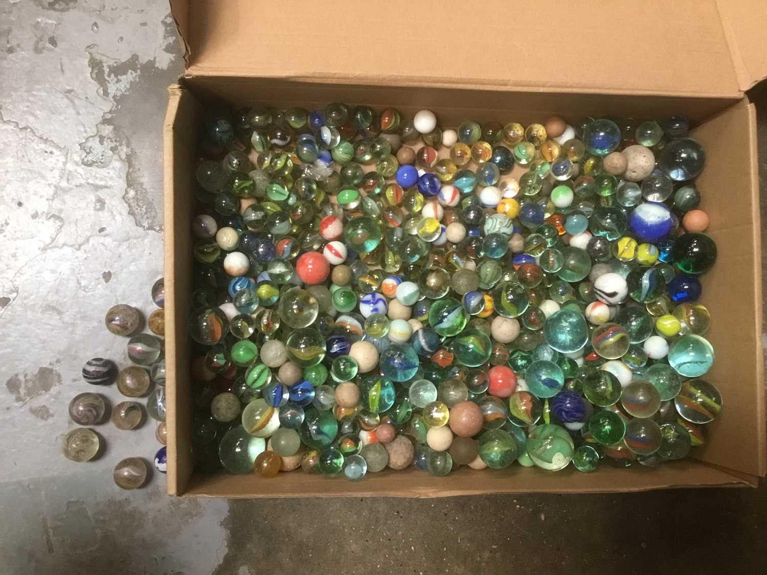 Lot 258 - One box of assorted marbles