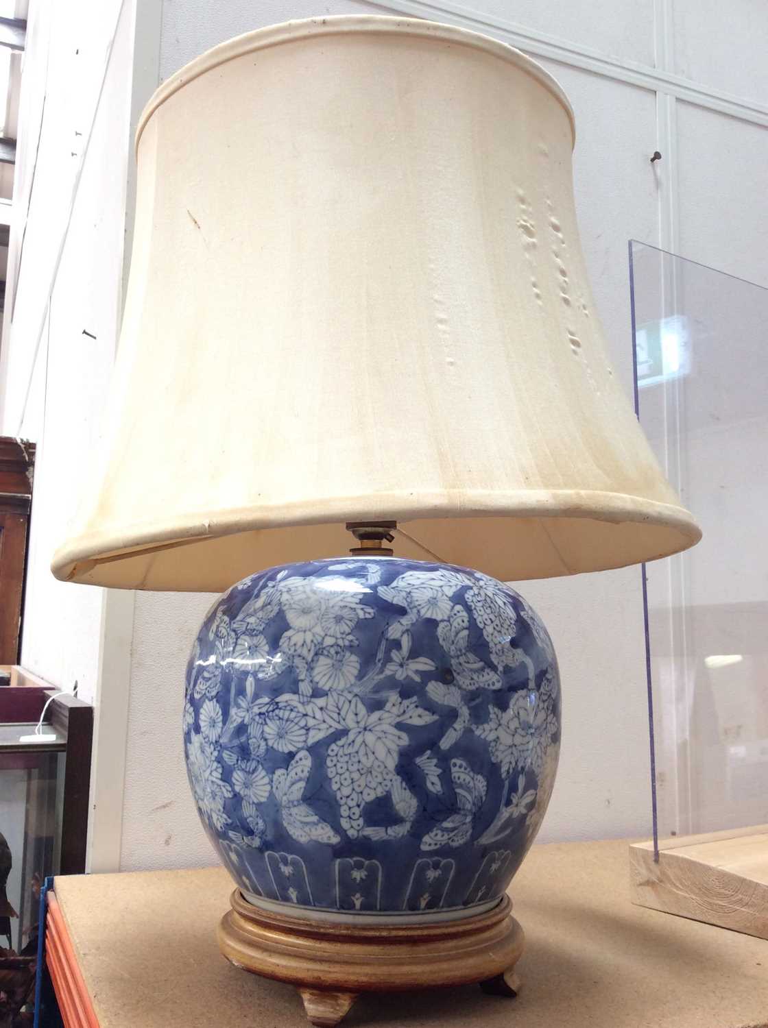 Lot 485 - Blue and white globular ceramic table lamp with shade