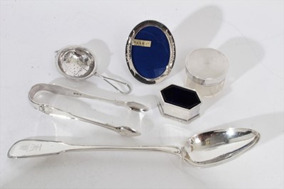 Lot 401 - Collection of silver, including Georgian serving spoon