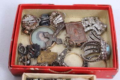 Lot 46 - Victorian leather jewellery box with contents