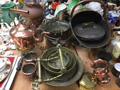 Lot 290 - Collection of copper and brass to include coal scuttle, samovar, kettle and other items (qty)
