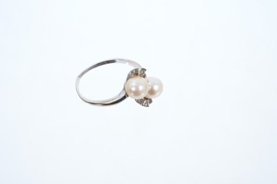 Lot 604 - Cultured pearl and diamond cross-over ring