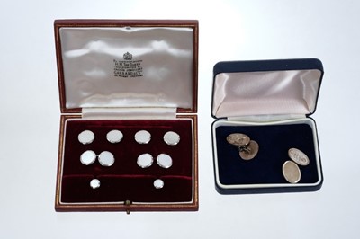 Lot 679 - Set of dress studs