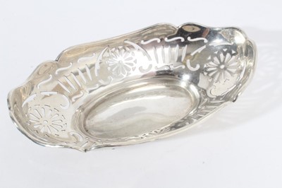 Lot 355 - Selection of miscellaneous late Victorian and early 20th century silver..